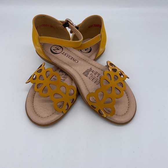 ONE35 Other - ONE35 Open Toe Sandal Flat Ankle Strap Size 31 USA 13